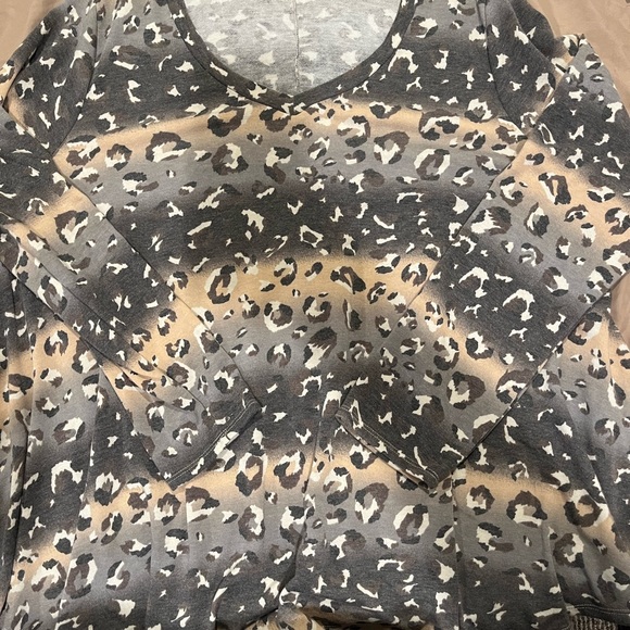 Ombré leopard Top . 4x . Only worn once. Like new ! - Picture 4 of 6